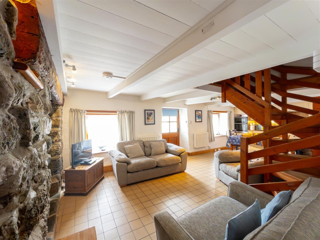 Lot: 47284 - DETACHED WELL PRESENTED THREE-BEDROOM BEACH HOUSE IN IDYLLIC LOCATION - Living area